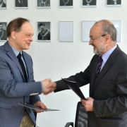 Od lewej: prof. dr hab. Piotr Bojarski oraz prof. dr hab. inż. Krzysztof Goczyła. Fot. Krzysztof Krzempek/Dział Promocji PG