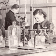 pracownia chemiczna w ówczesnej Wyższej Szkole Pedagogicznej