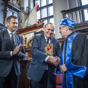 Andrzej Kraśnicki, Prezes Polskiego Komitetu Olimpijskiego gratuluje dr. Thomasowi Bachowi